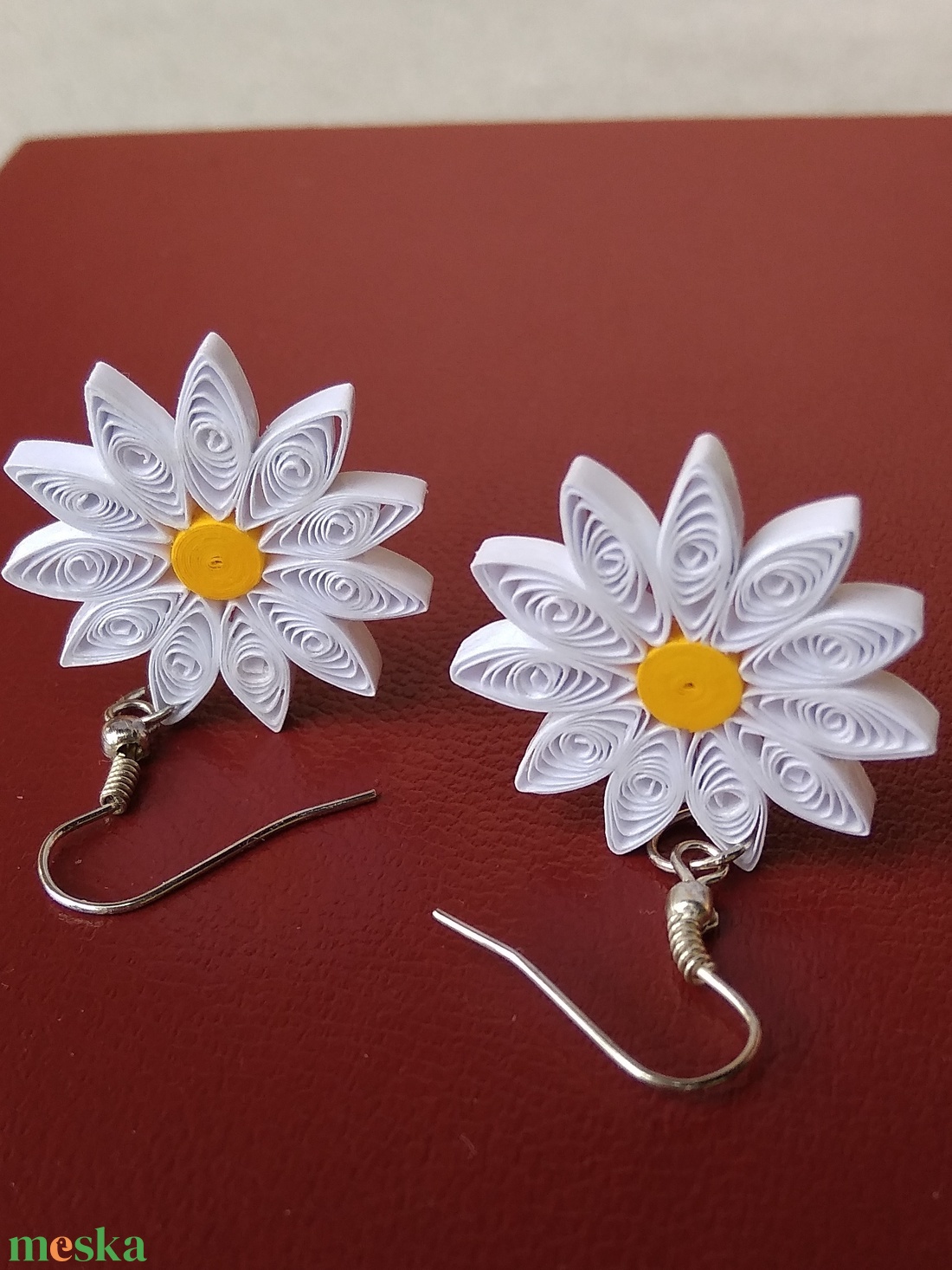 Százszorszép - quilling technikával készült fülbevaló - ékszer - fülbevaló - lógó fülbevaló - Meska.hu