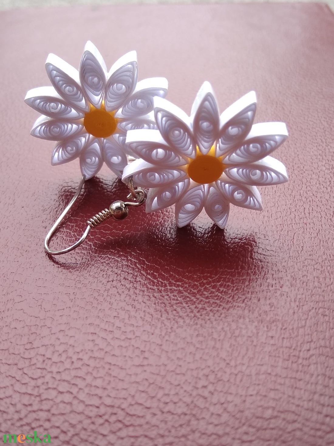 Százszorszép - quilling technikával készült fülbevaló - ékszer - fülbevaló - lógó fülbevaló - Meska.hu
