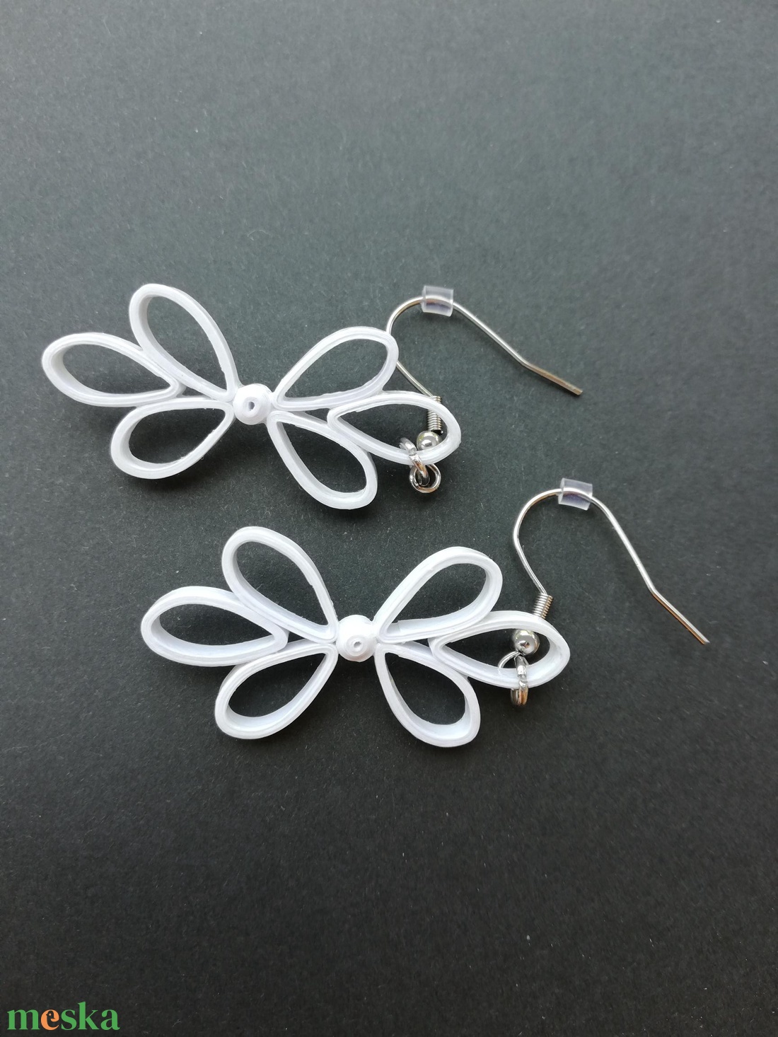 Fehér virágos, quilling technikával készült fülbevaló - ékszer - fülbevaló - lógó fülbevaló - Meska.hu Fehér virágos, quilling technikával készült fülbevaló - ékszer - fülbevaló - lógó fülbevaló - Meska.hu