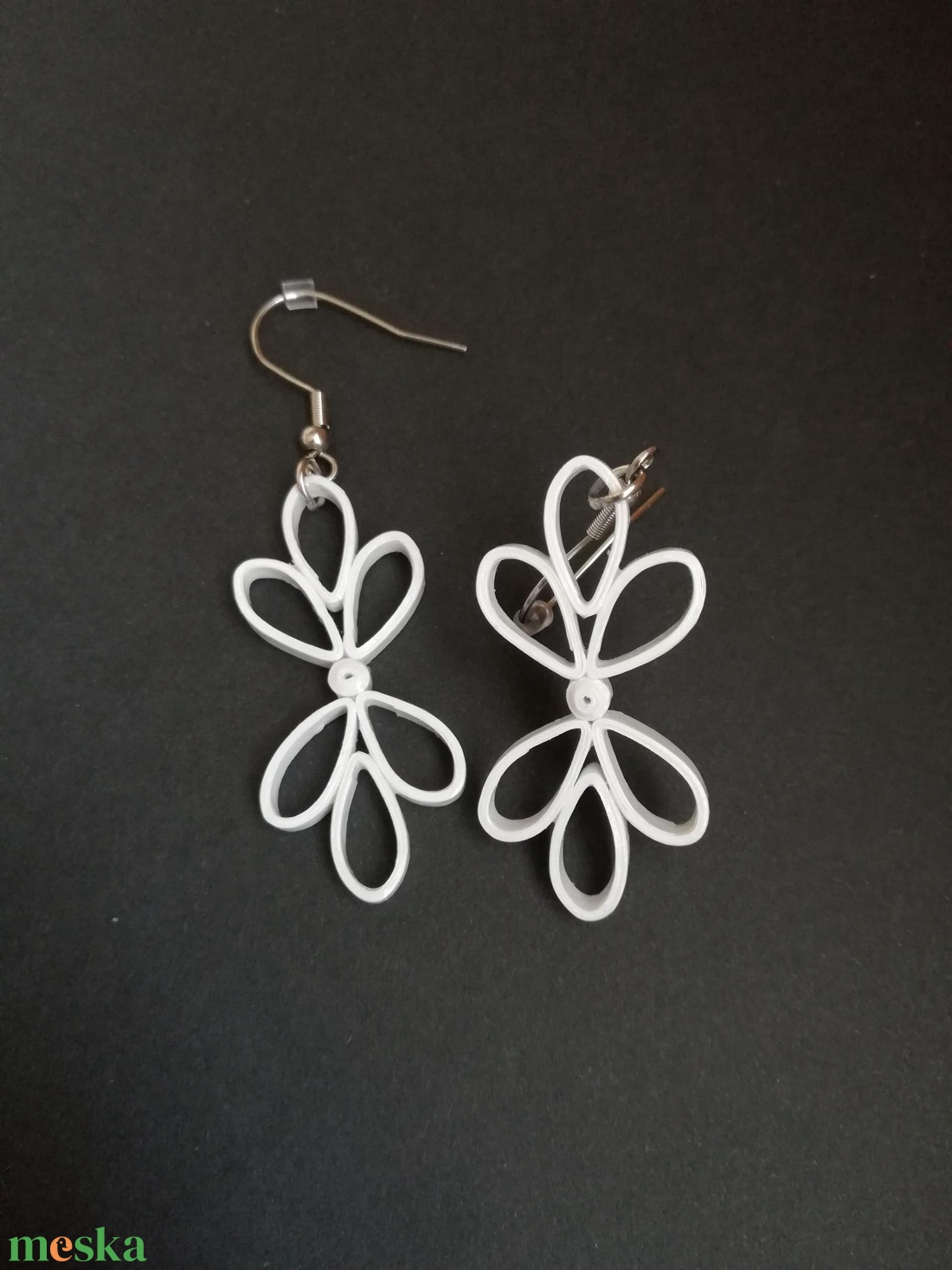 Fehér virágos, quilling technikával készült fülbevaló - ékszer - fülbevaló - lógó fülbevaló - Meska.hu Fehér virágos, quilling technikával készült fülbevaló - ékszer - fülbevaló - lógó fülbevaló - Meska.hu