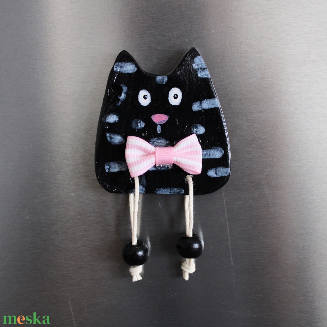Foltos fekete cicás hűtőmágnes - otthon & életmód - konyhafelszerelés, tálalás - konyhai dekoráció - hűtőmágnes - Meska.hu