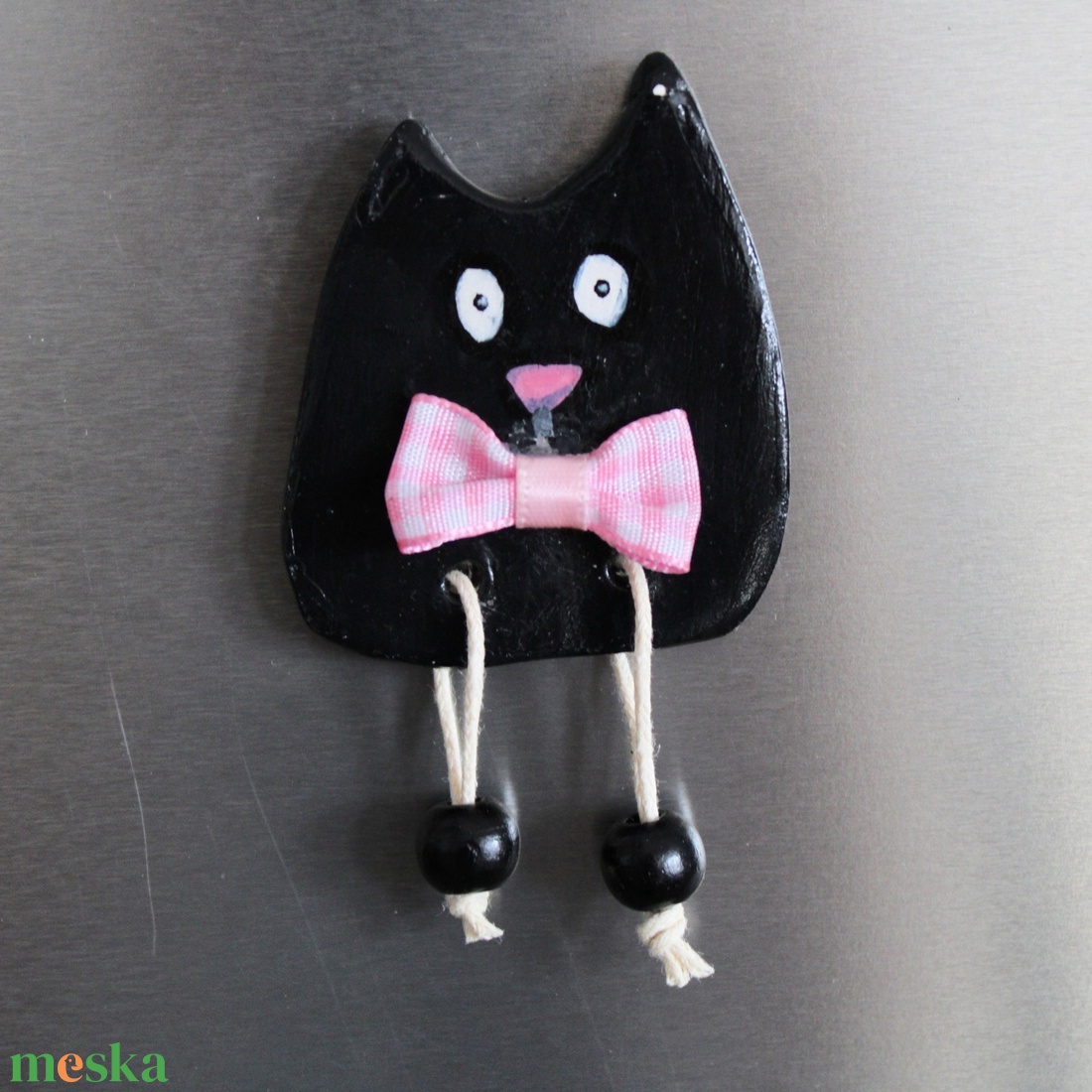 Fekete cicás hűtőmágnes - otthon & életmód - konyhafelszerelés, tálalás - konyhai dekoráció - hűtőmágnes - Meska.hu