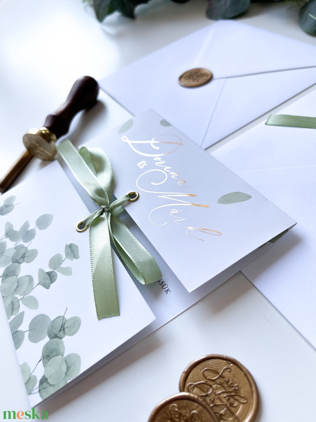 Greenery eukaliptuszos, arany fóliázott, esküvői meghívó, masnival megkötve, borítékkal, viaszpecséttel - esküvő - meghívó & kártya - meghívó - Meska.hu
