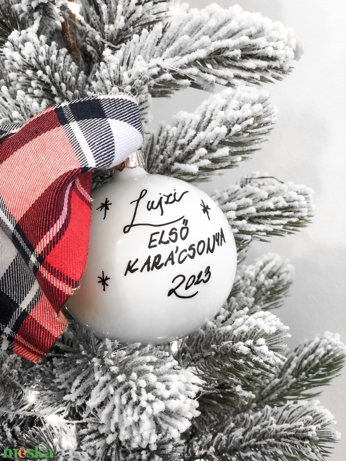 Kézzel írt karácsonyi fényes gyöngyházfényű fehér üveggömb - Feliratos - Egyedi - Névre szóló - karácsony - karácsonyi lakásdekoráció - karácsonyfadíszek - Meska.hu