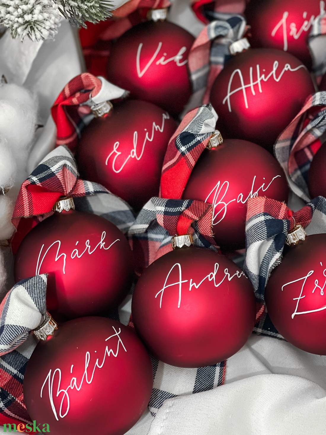 Kézzel írt karácsonyi fényes gyöngyházfényű fehér üveggömb - Feliratos - Egyedi - Névre szóló - karácsony - karácsonyi lakásdekoráció - karácsonyfadíszek - Meska.hu