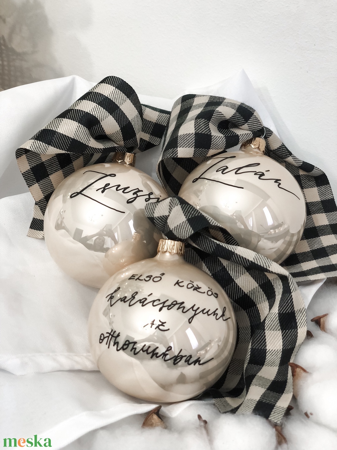 Kézzel írt karácsonyi matt bordó üveggömb - Feliratos - Egyedi - Névre szóló - karácsony - karácsonyi lakásdekoráció - karácsonyfadíszek - Meska.hu