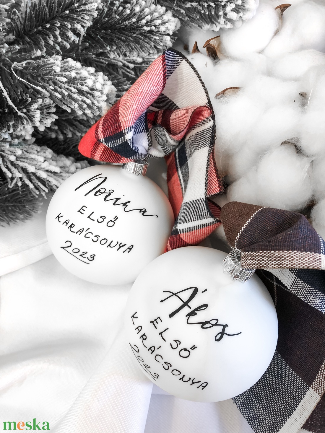 Kézzel írt karácsonyi matt hófehér üveggömb - Feliratos - Egyedi - Névre szóló - karácsony - karácsonyi lakásdekoráció - karácsonyfadíszek - Meska.hu