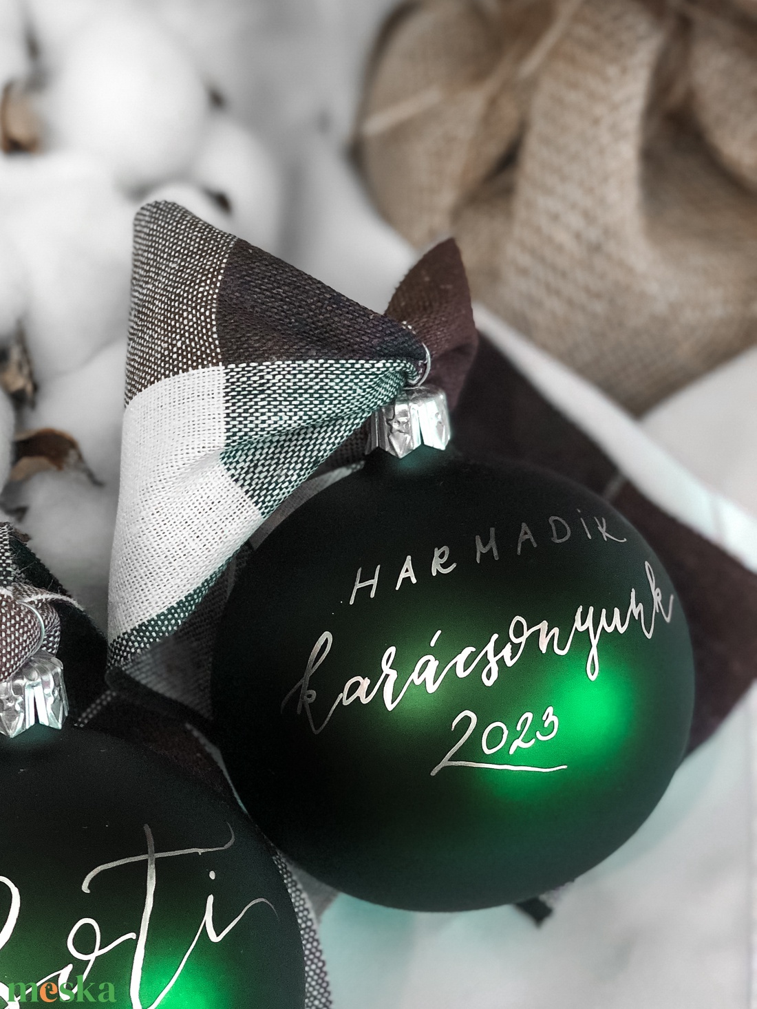 Kézzel írt karácsonyi matt smaragdzöld üveggömb - Feliratos - Egyedi - Névre szóló - karácsony - karácsonyi lakásdekoráció - karácsonyfadíszek - Meska.hu