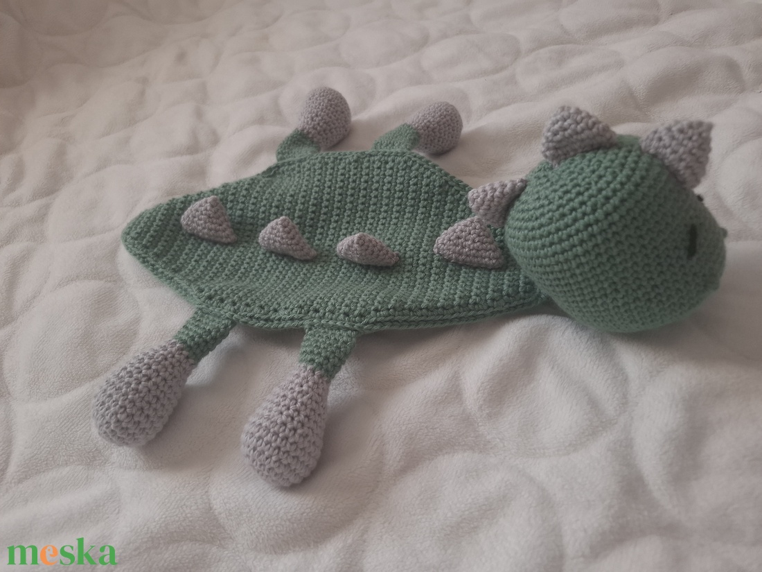 Dínós horgolt szundikendő - játék & sport - plüssállat & játékfigura - plüss dínók - Meska.hu