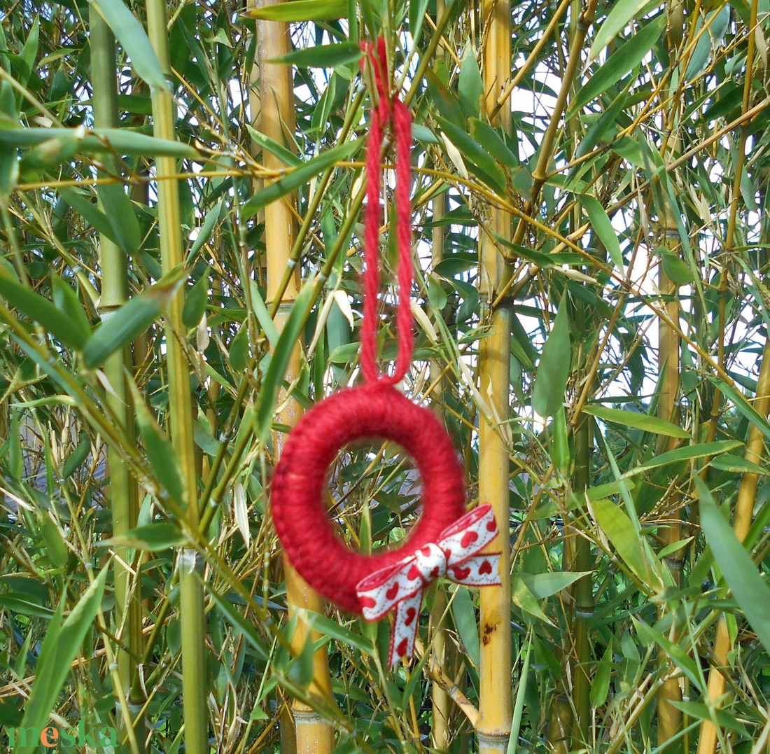 Karácsonyfadísz, piros karika - karácsony - karácsonyi lakásdekoráció - karácsonyfadíszek - Meska.hu