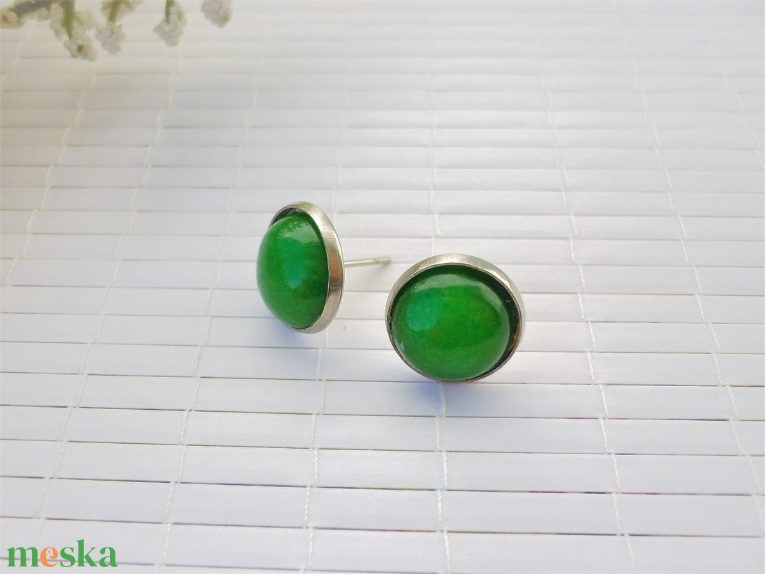 Zöld jade - 12mm-es, bedugós ásvány fülbevaló nemesacél alapban - ékszer - fülbevaló - pötty fülbevaló - Meska.hu