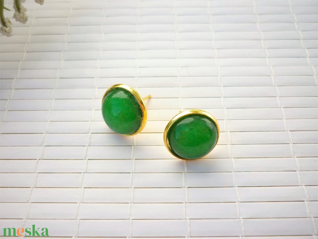 Zöld jade - 12mm-es, bedugós ásvány fülbevaló nemesacél alapban - ékszer - fülbevaló - pötty fülbevaló - Meska.hu