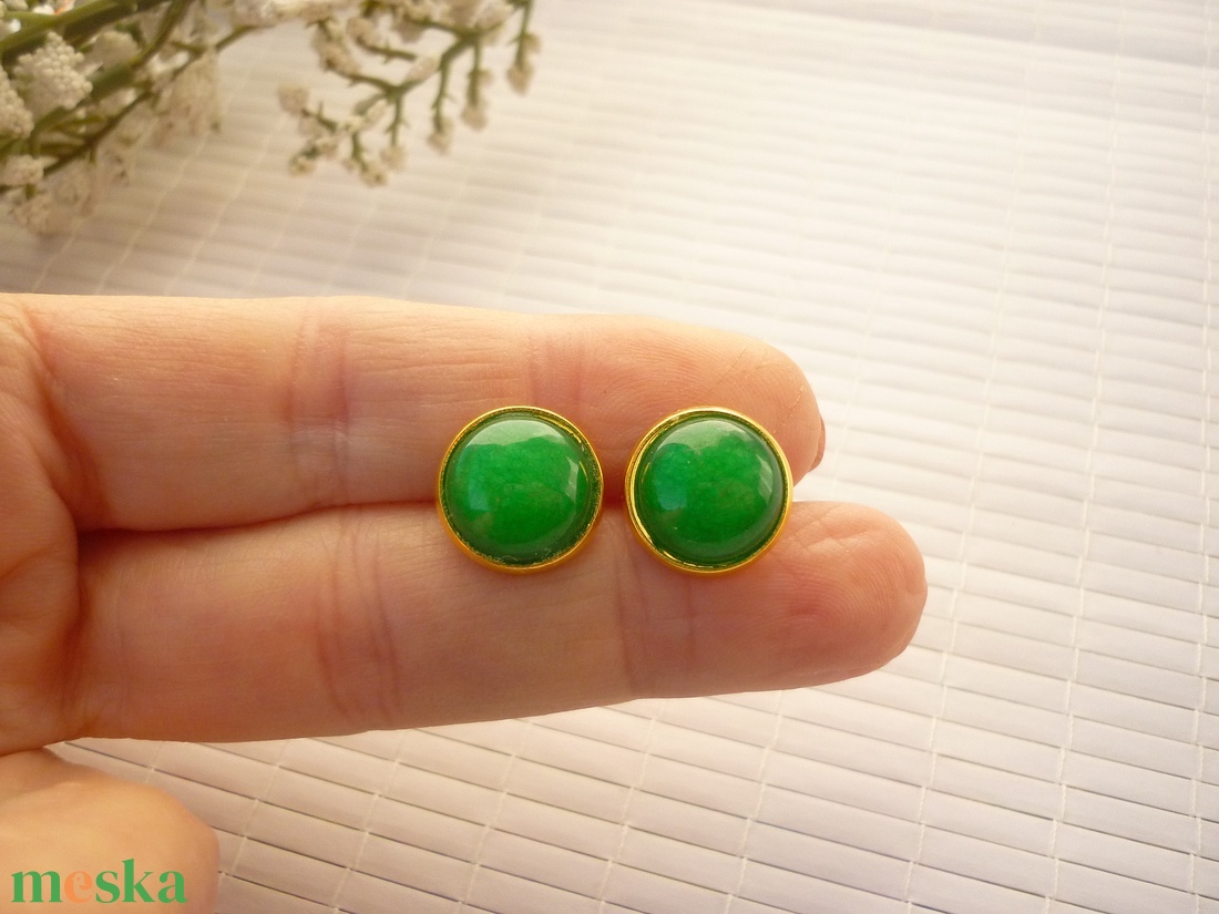 Zöld jade - 12mm-es, bedugós ásvány fülbevaló nemesacél alapban - ékszer - fülbevaló - pötty fülbevaló - Meska.hu