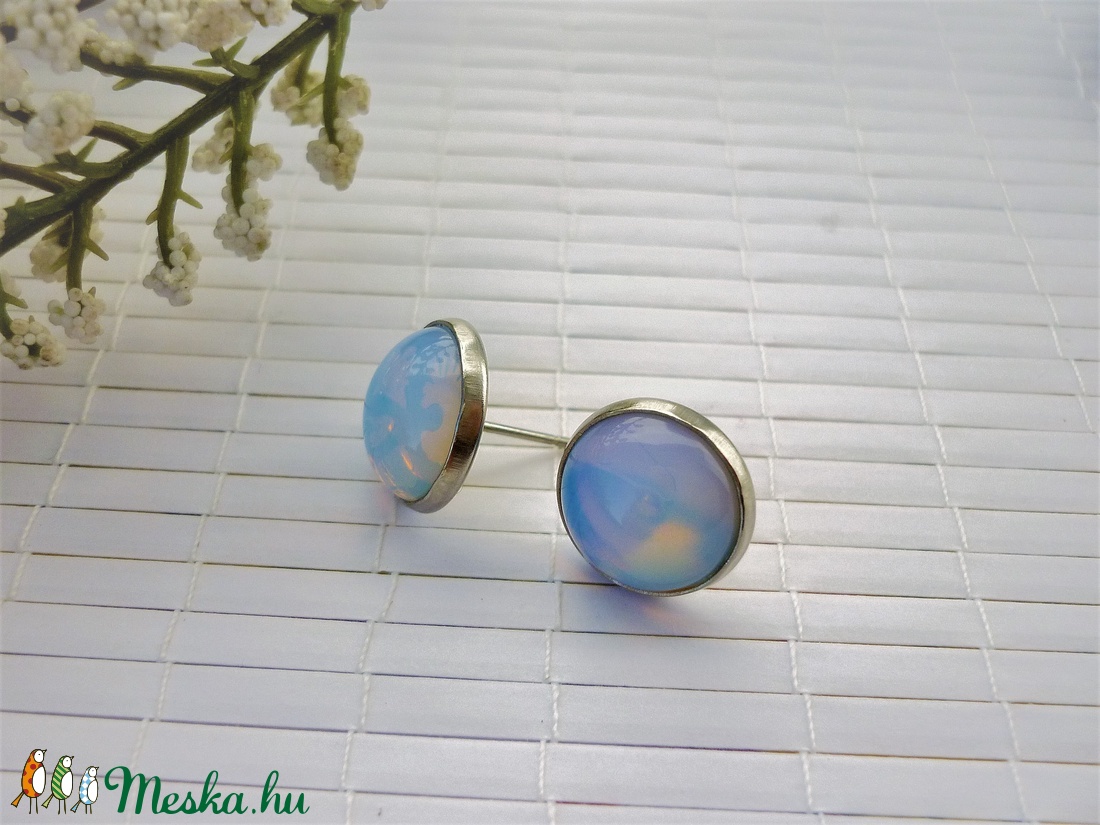 Opalit holdkő - 12 mm-es bedugós fülbevaló nemesacél alapban - ékszer - fülbevaló - pötty fülbevaló - Meska.hu