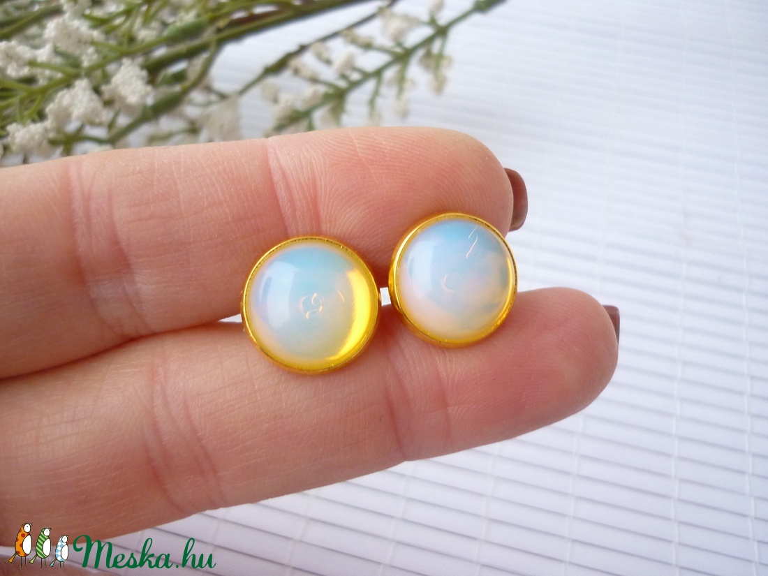 Opalit holdkő - 12 mm-es bedugós fülbevaló nemesacél alapban - ékszer - fülbevaló - pötty fülbevaló - Meska.hu