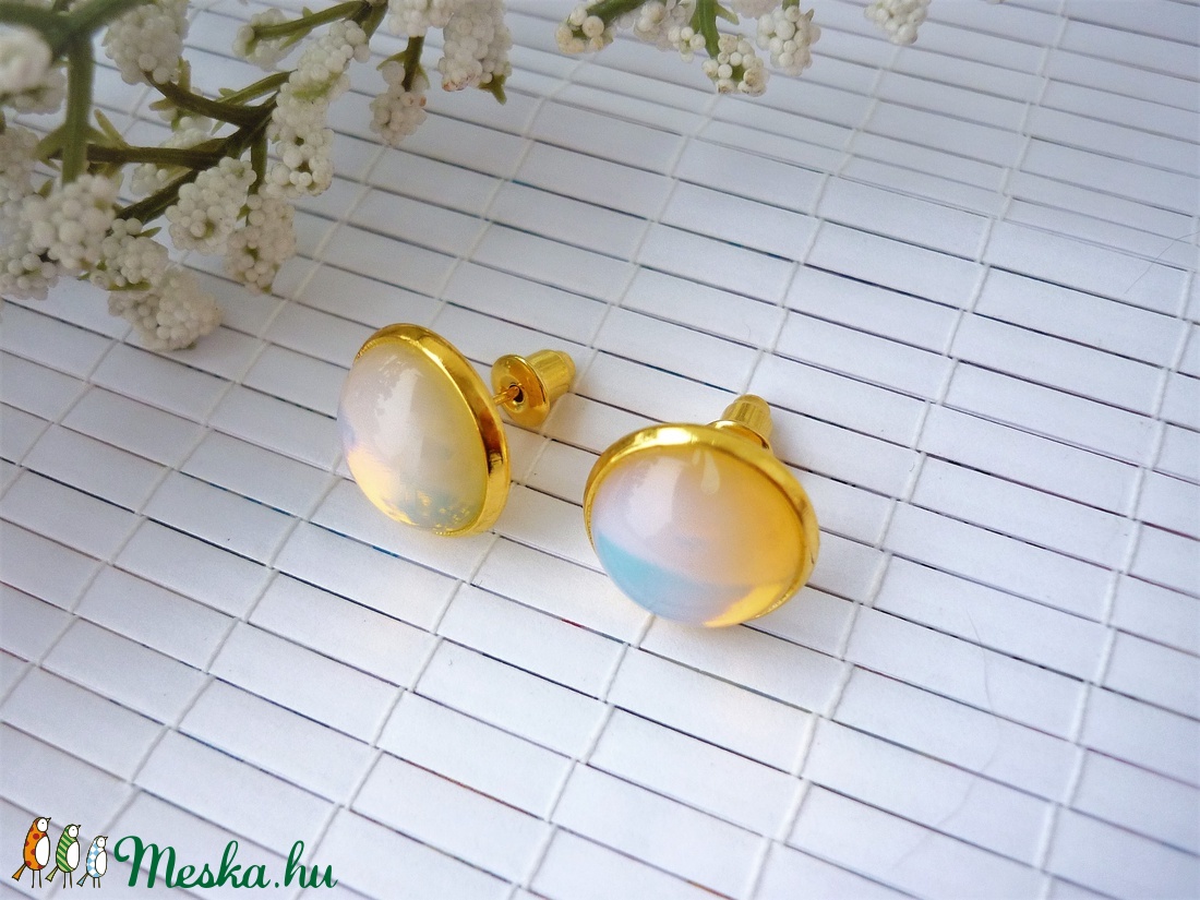 Opalit holdkő - 12 mm-es bedugós fülbevaló nemesacél alapban - ékszer - fülbevaló - pötty fülbevaló - Meska.hu
