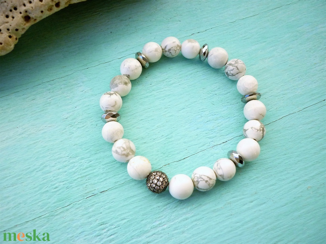 Fehér howlit ásvány karkötő cirkongömbbel díszítve - ékszer - karkötő - gyöngyös karkötő - Meska.hu