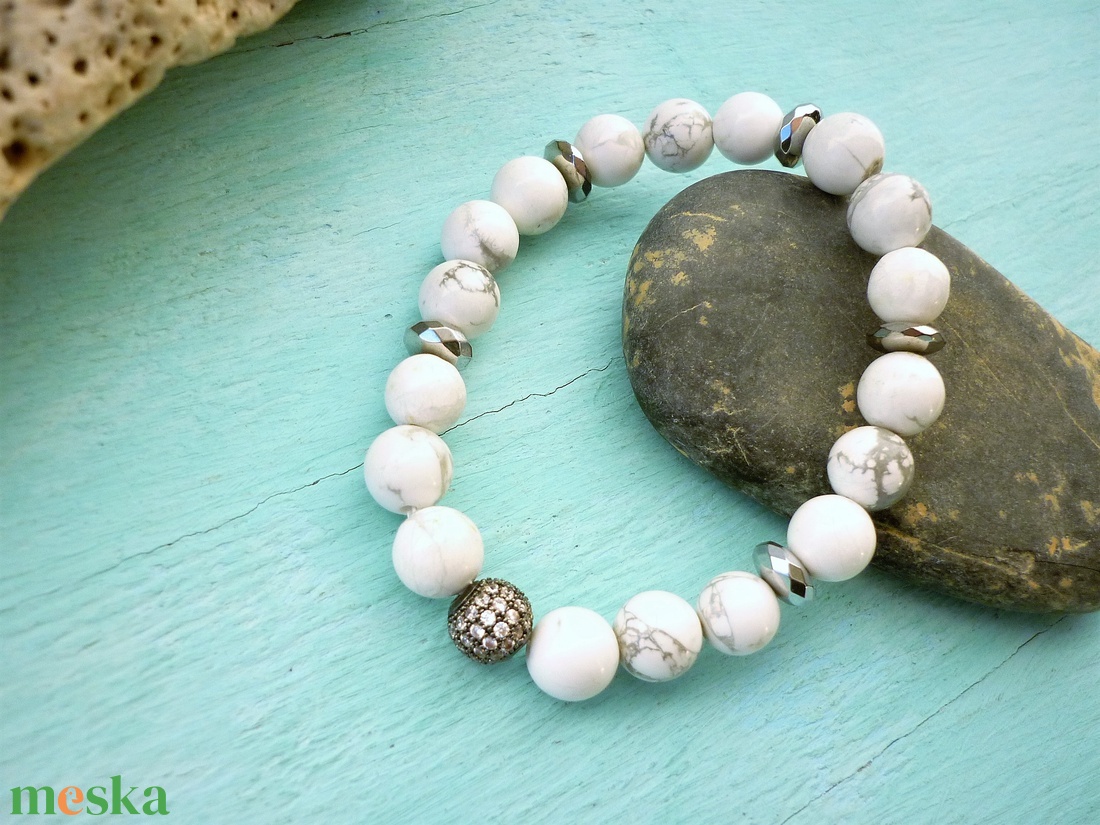 Fehér howlit ásvány karkötő cirkongömbbel díszítve - ékszer - karkötő - gyöngyös karkötő - Meska.hu