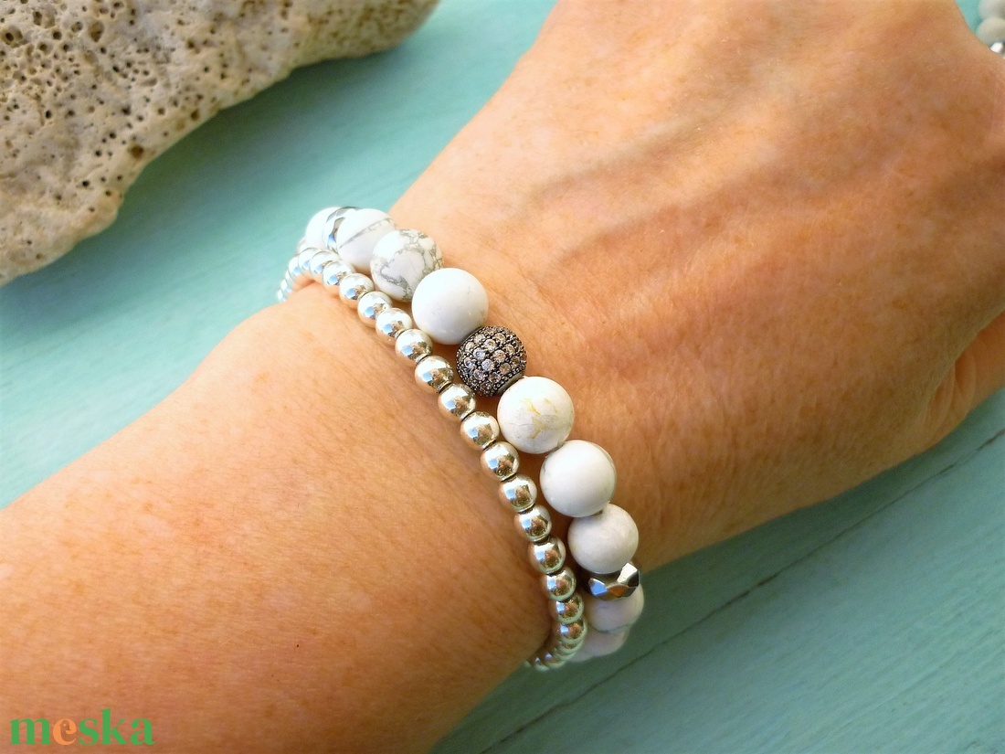 Fehér howlit ásvány karkötő cirkongömbbel díszítve - ékszer - karkötő - gyöngyös karkötő - Meska.hu