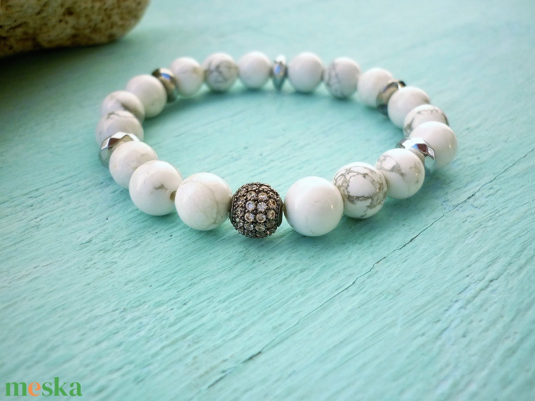 Fehér howlit ásvány karkötő cirkongömbbel díszítve - ékszer - karkötő - gyöngyös karkötő - Meska.hu