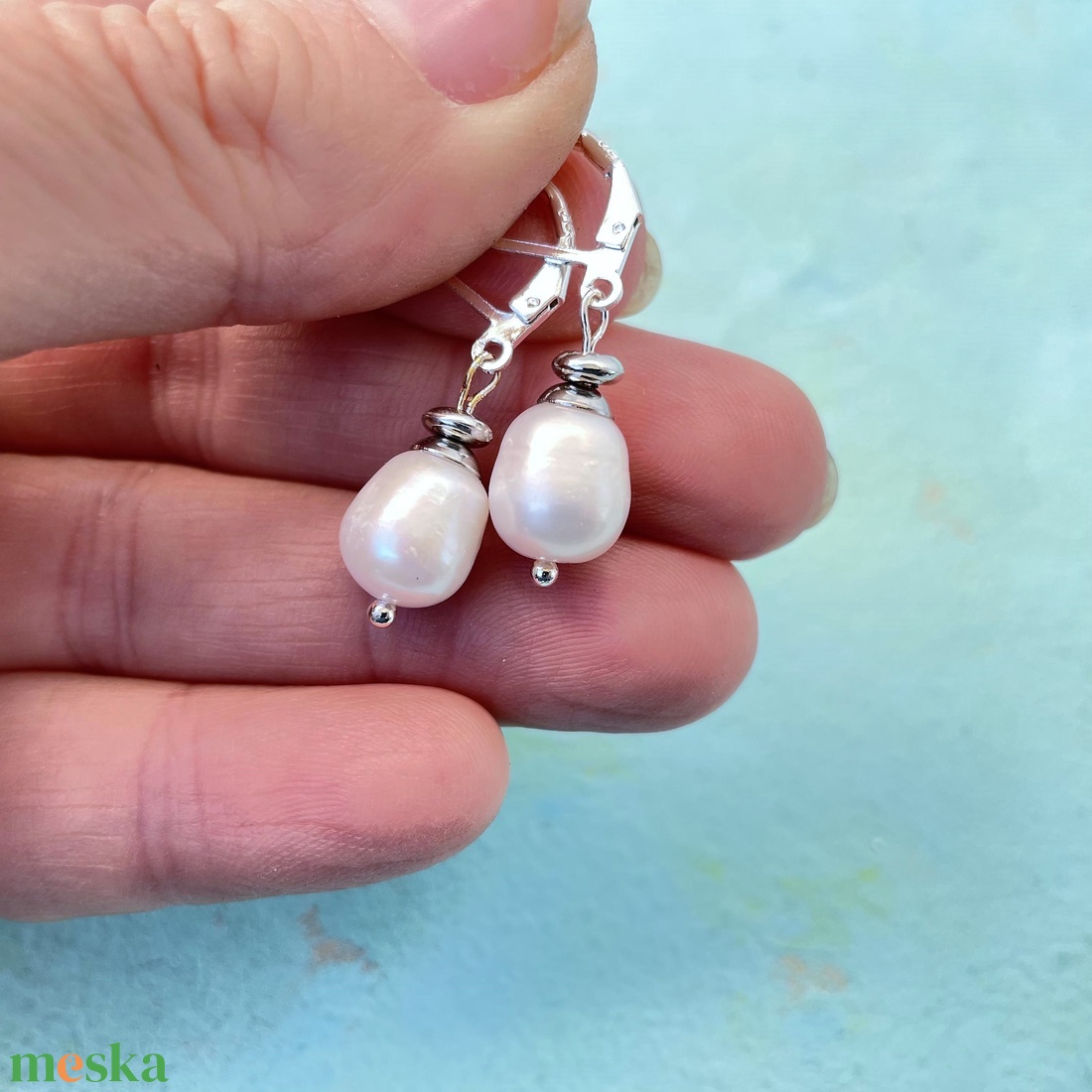 Snowberry - fehér lógós tenyésztett gyöngy fülbevaló sterling ezüst kasztóval - ékszer - fülbevaló - lógó fülbevaló - Meska.hu
