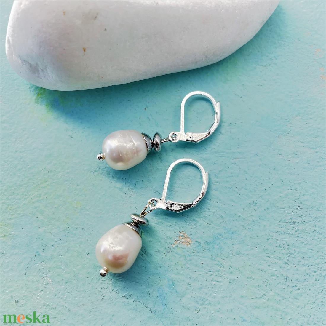 Snowberry - fehér lógós tenyésztett gyöngy fülbevaló sterling ezüst kasztóval - ékszer - fülbevaló - lógó fülbevaló - Meska.hu