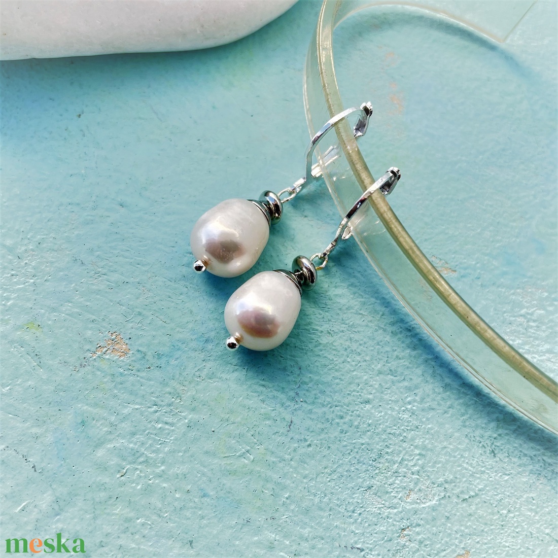 Snowberry - fehér lógós tenyésztett gyöngy fülbevaló sterling ezüst kasztóval - ékszer - fülbevaló - lógó fülbevaló - Meska.hu