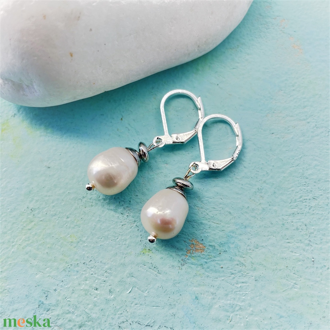 Snowberry - fehér lógós tenyésztett gyöngy fülbevaló sterling ezüst kasztóval - ékszer - fülbevaló - lógó fülbevaló - Meska.hu