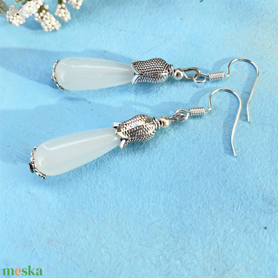 Hóvirág - fehér jade fülbevaló - ékszer - fülbevaló - lógó csepp fülbevaló - Meska.hu