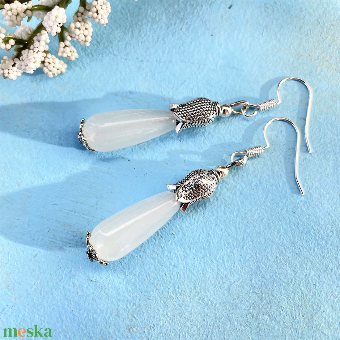 Hóvirág - fehér jade fülbevaló - ékszer - fülbevaló - lógó csepp fülbevaló - Meska.hu