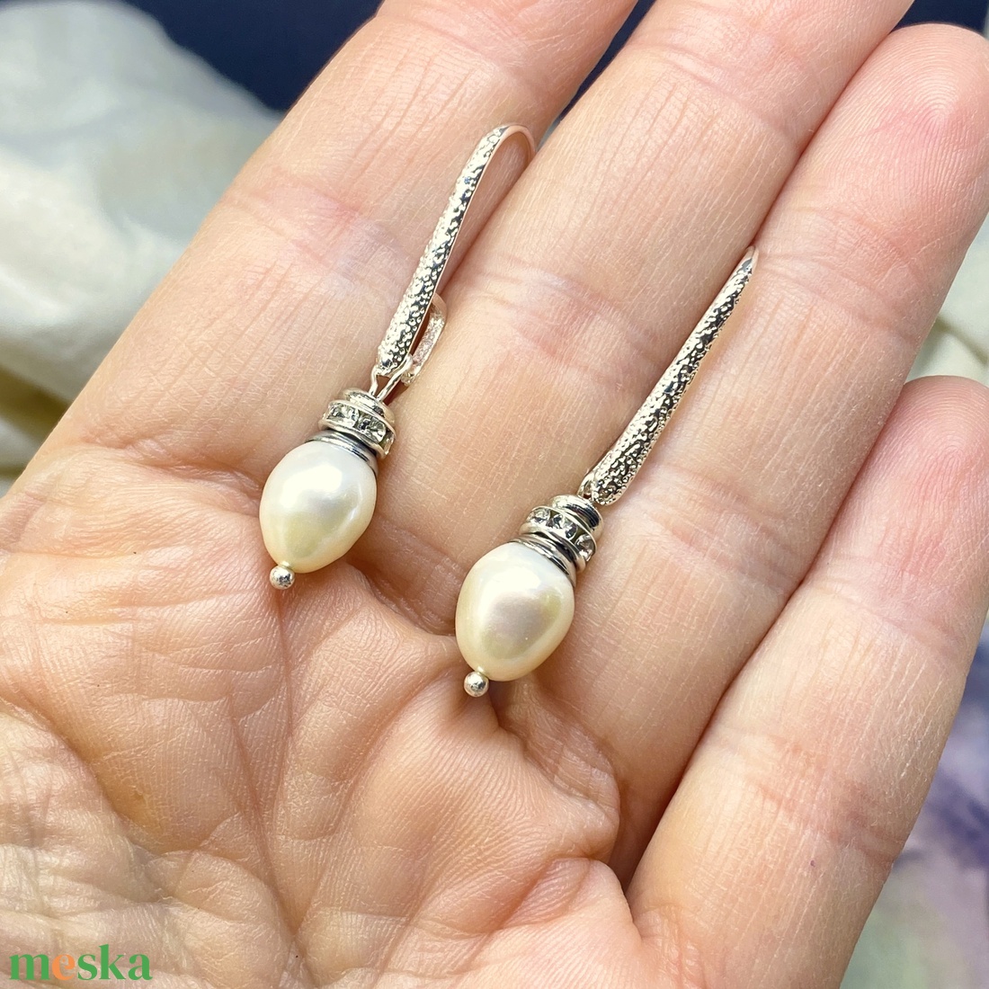 Sissy - fehér lógós tenyésztett gyöngy fülbevaló ezüst kasztóval - ékszer - fülbevaló - lógó fülbevaló - Meska.hu