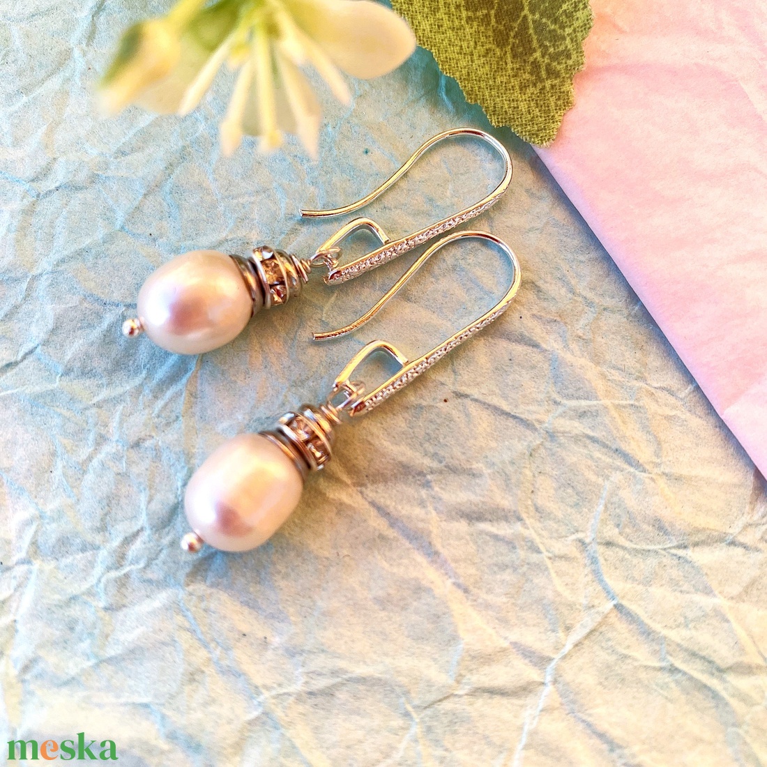 Sissy - fehér lógós tenyésztett gyöngy fülbevaló ezüst kasztóval - ékszer - fülbevaló - lógó fülbevaló - Meska.hu