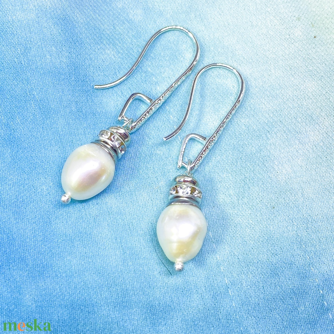 Sissy - fehér lógós tenyésztett gyöngy fülbevaló ezüst kasztóval - ékszer - fülbevaló - lógó fülbevaló - Meska.hu