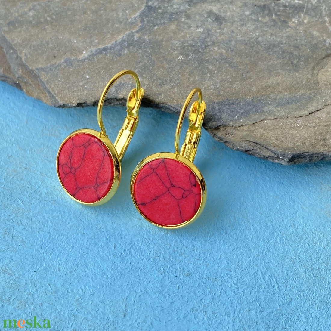 Piros festett howlit fülbevaló -  12mm-es nemesacél franciakapcsos alapban - ékszer - fülbevaló - lógós kerek fülbevaló - Meska.hu