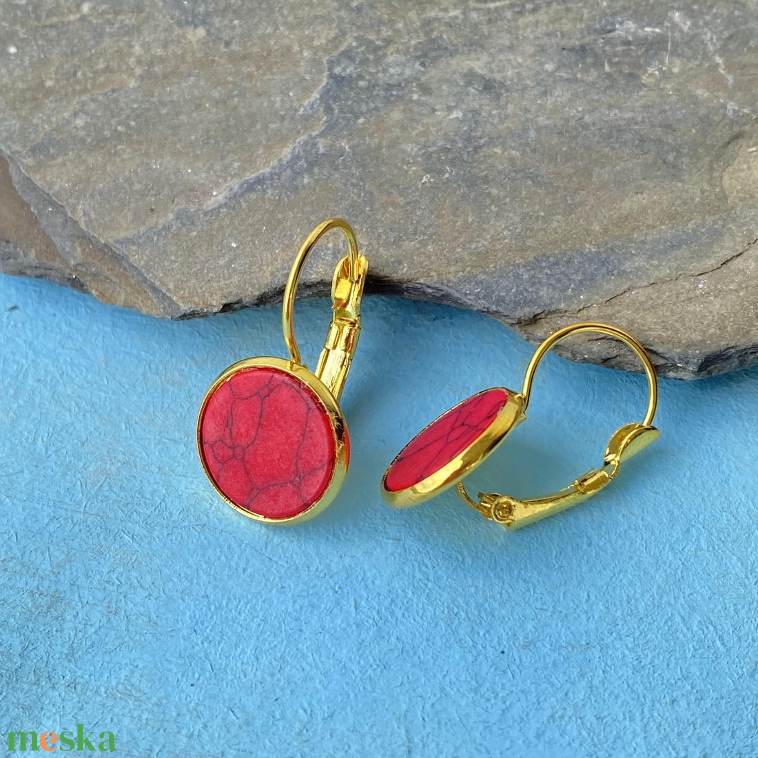 Piros festett howlit fülbevaló -  12mm-es nemesacél franciakapcsos alapban - ékszer - fülbevaló - lógós kerek fülbevaló - Meska.hu