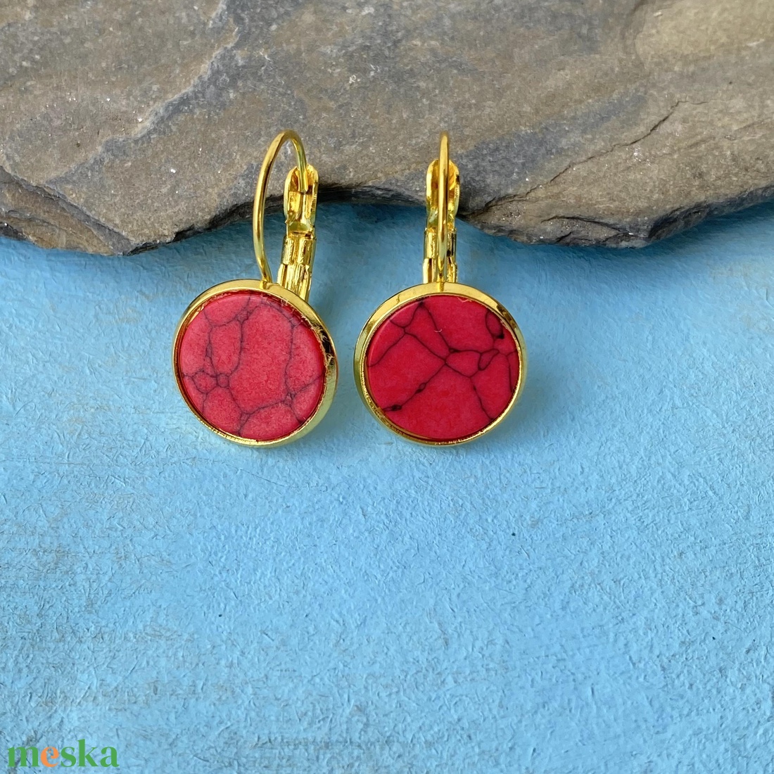Piros festett howlit fülbevaló -  12mm-es nemesacél franciakapcsos alapban - ékszer - fülbevaló - lógós kerek fülbevaló - Meska.hu