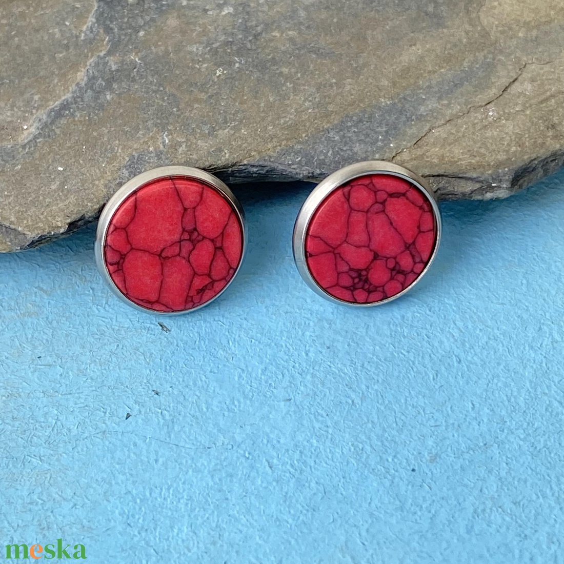 Piros festett howlit - 12 mm-es bedugós ásvány fülbevaló nemesacél alapban - ékszer - fülbevaló - pötty fülbevaló - Meska.hu
