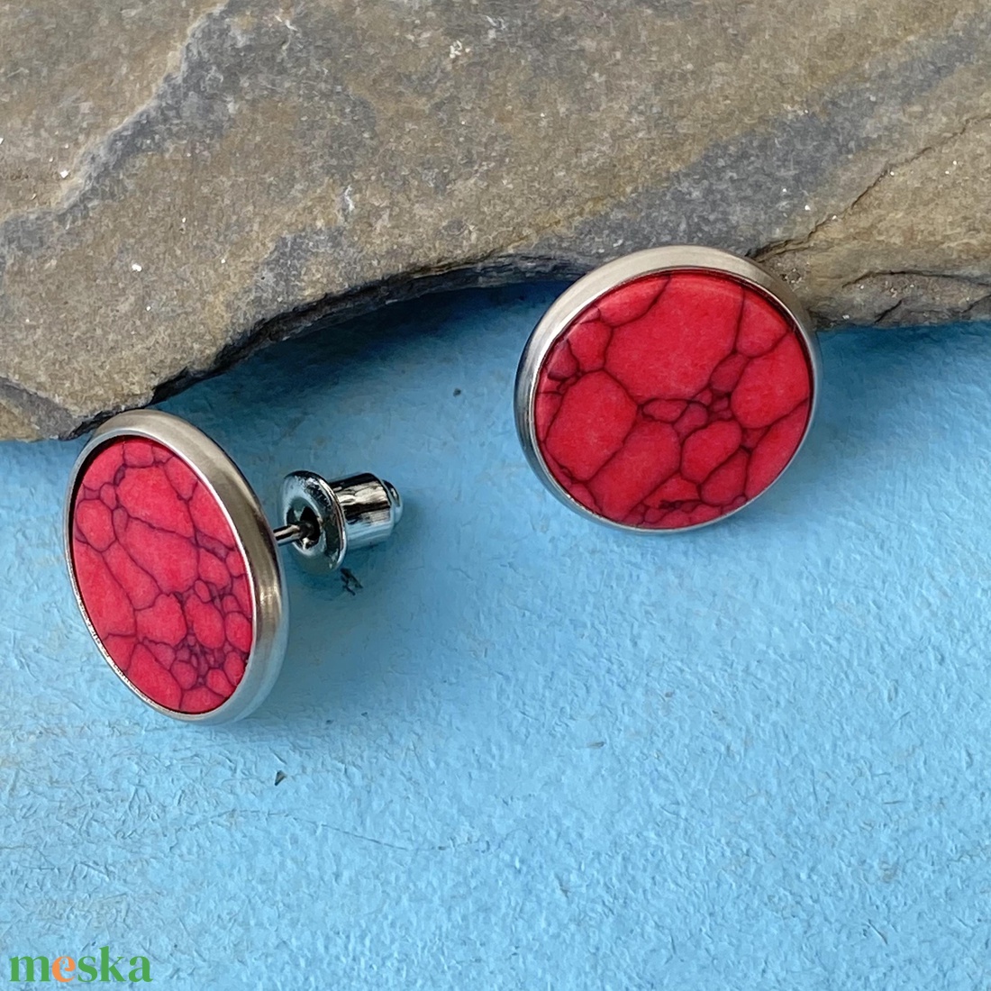 Piros festett howlit - 12 mm-es bedugós ásvány fülbevaló nemesacél alapban - ékszer - fülbevaló - pötty fülbevaló - Meska.hu