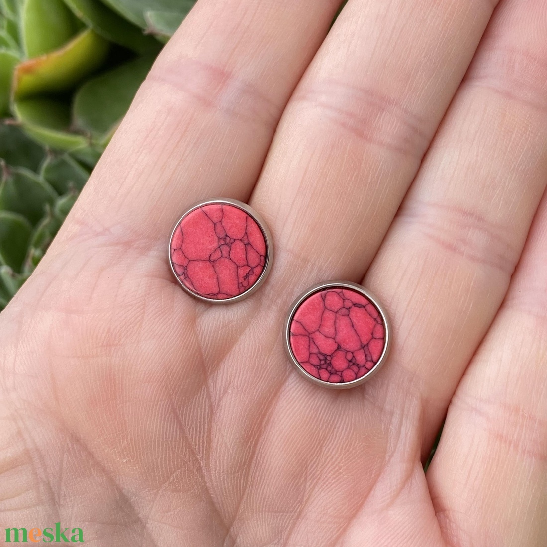 Piros festett howlit - 12 mm-es bedugós ásvány fülbevaló nemesacél alapban - ékszer - fülbevaló - pötty fülbevaló - Meska.hu