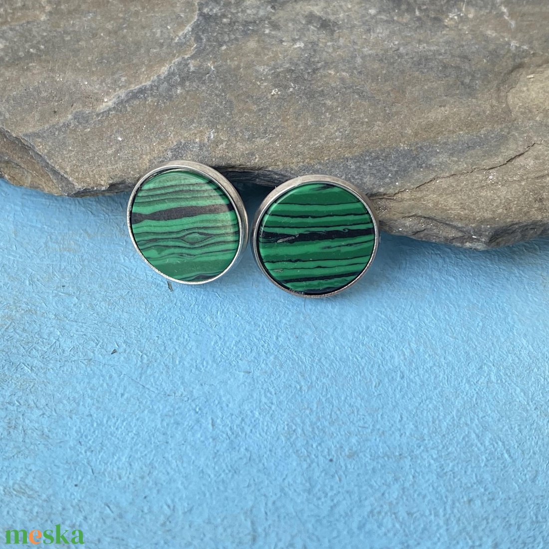 Zöld csíkos malachit fülbevaló  - 12 mm-es bedugós ásvány fülbevaló nemesacél alapban - ékszer - fülbevaló - pötty fülbevaló - Meska.hu