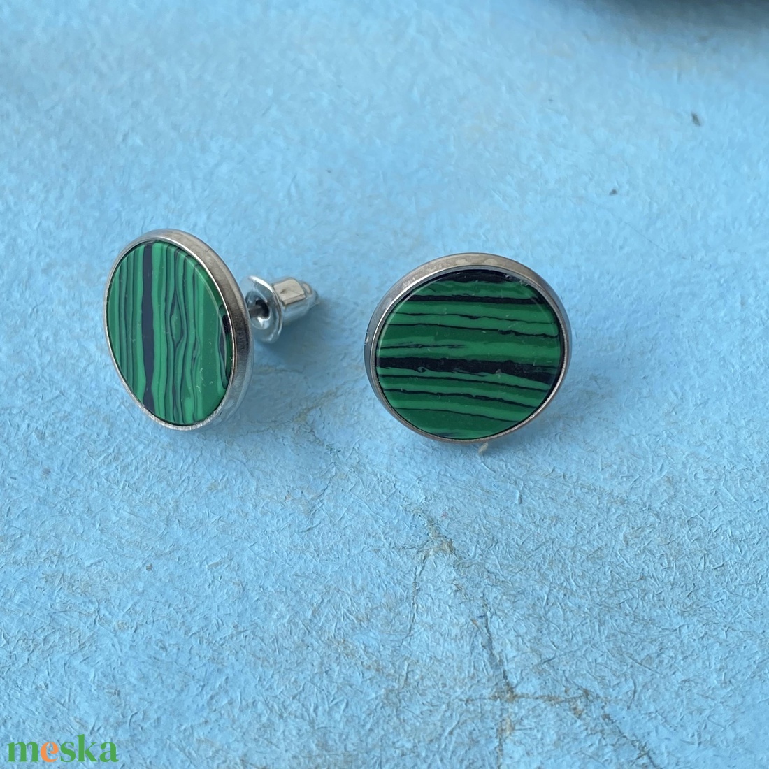 Zöld csíkos malachit fülbevaló  - 12 mm-es bedugós ásvány fülbevaló nemesacél alapban - ékszer - fülbevaló - pötty fülbevaló - Meska.hu