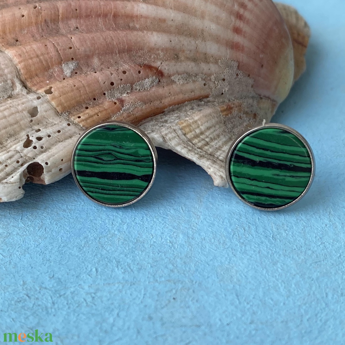 Zöld csíkos malachit fülbevaló  - 12 mm-es bedugós ásvány fülbevaló nemesacél alapban - ékszer - fülbevaló - pötty fülbevaló - Meska.hu