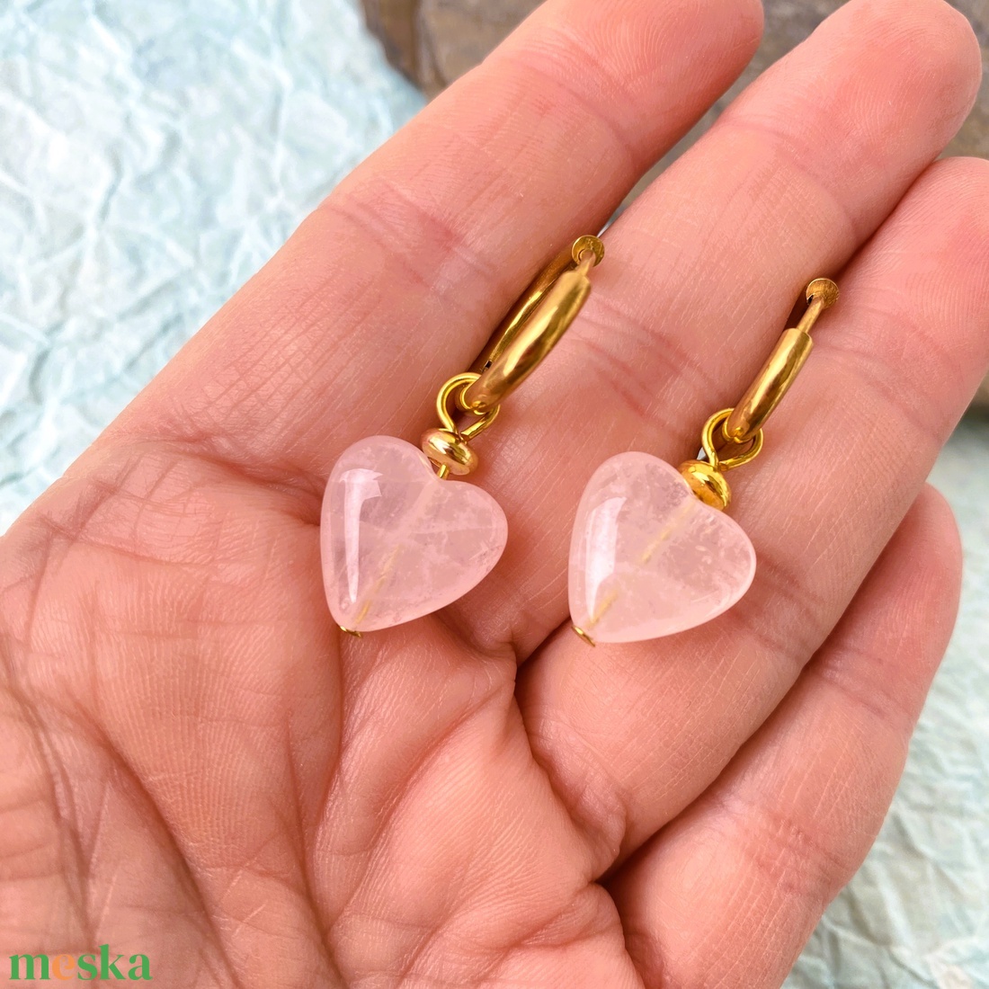 Rózsakvarc szív charm  - ásvány fülbevaló nemesacél karika alapon - ékszer - fülbevaló - karika fülbevaló - Meska.hu