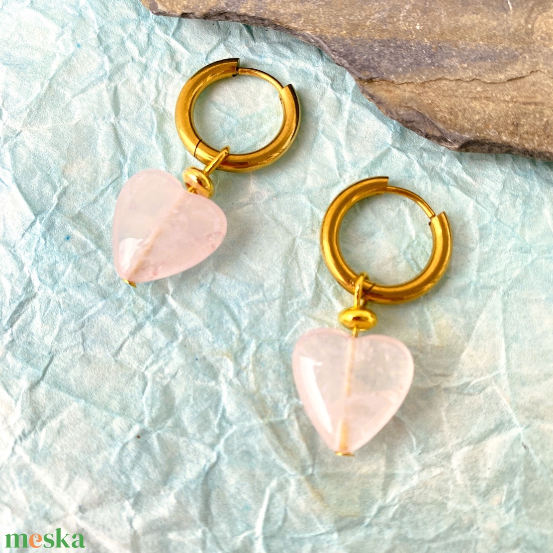 Rózsakvarc szív charm  - ásvány fülbevaló nemesacél karika alapon - ékszer - fülbevaló - karika fülbevaló - Meska.hu