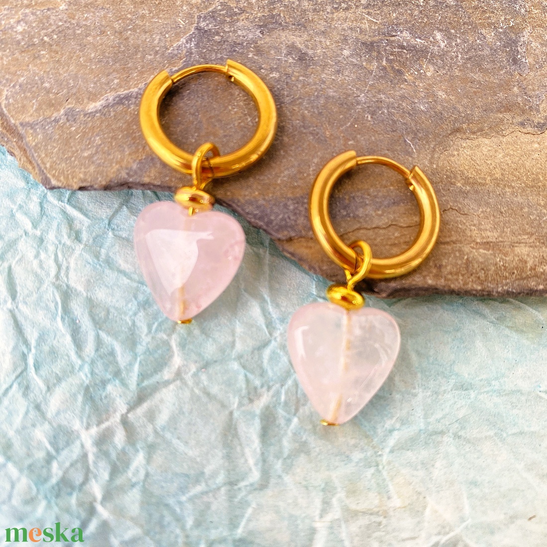 Rózsakvarc szív charm  - ásvány fülbevaló nemesacél karika alapon - ékszer - fülbevaló - karika fülbevaló - Meska.hu