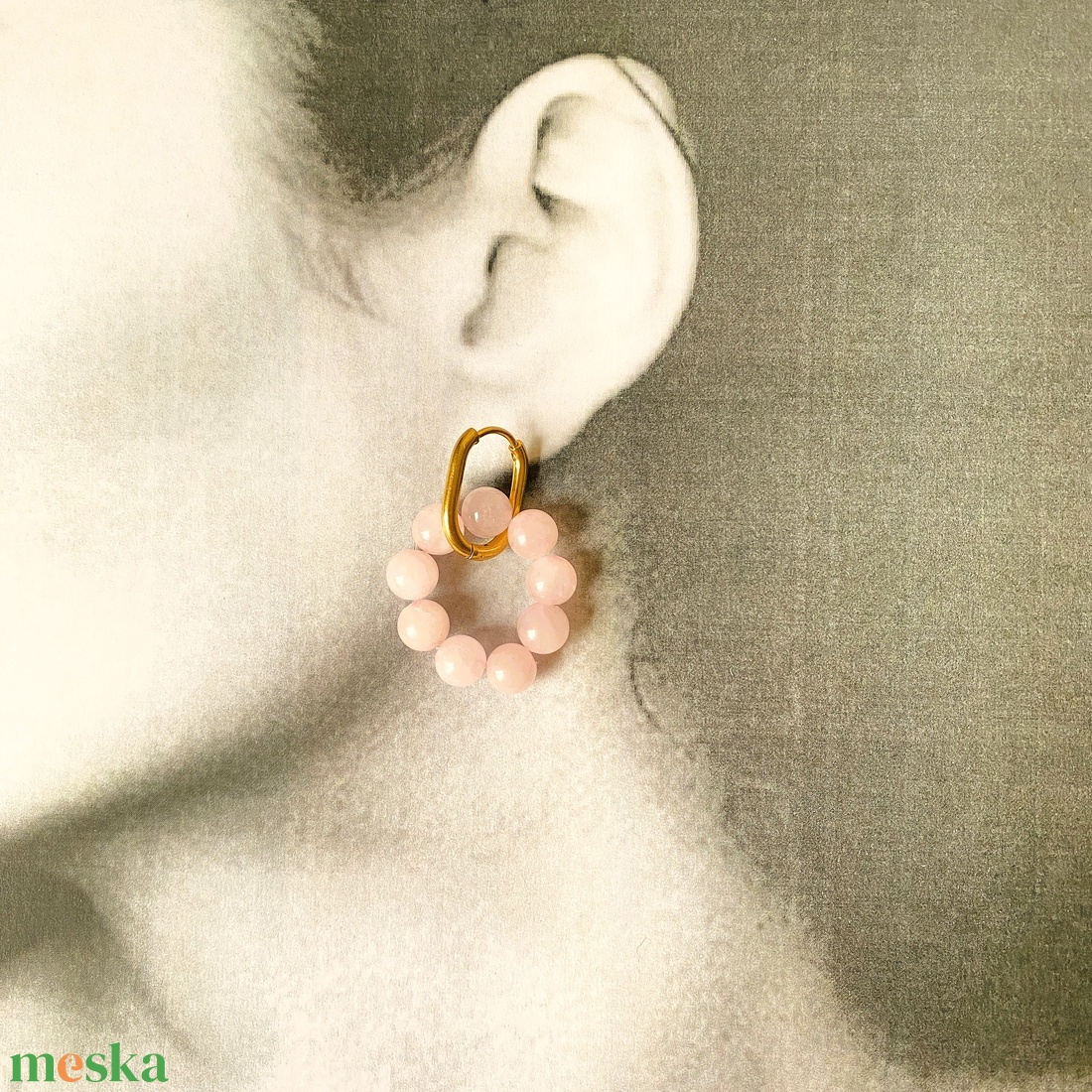 Rózsakvarc fűzött gyöngykoszorú charm  - ásvány fülbevaló nemesacél karika alapon - ékszer - fülbevaló - karika fülbevaló - Meska.hu