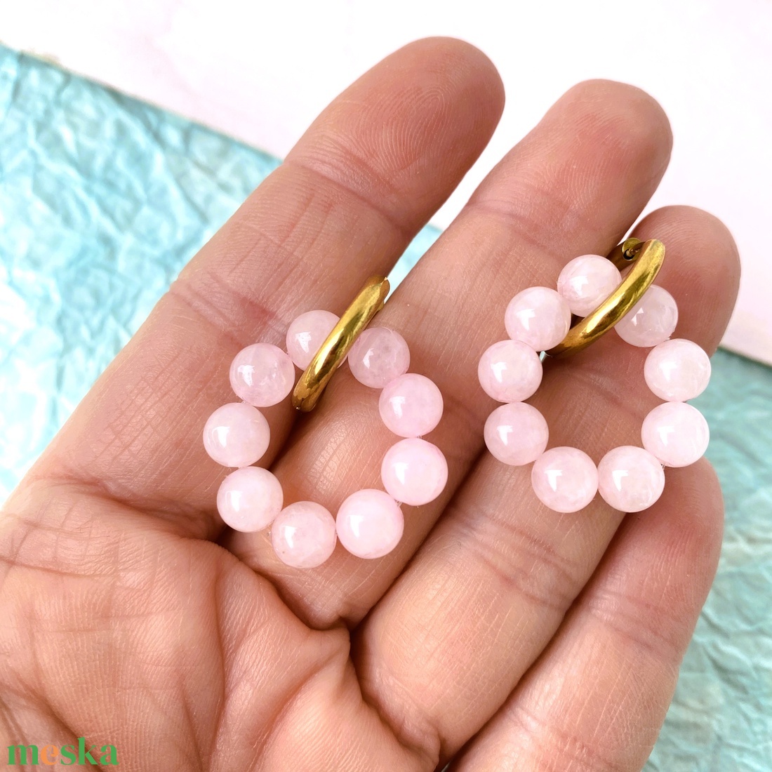 Rózsakvarc fűzött gyöngykoszorú charm  - ásvány fülbevaló nemesacél karika alapon - ékszer - fülbevaló - karika fülbevaló - Meska.hu