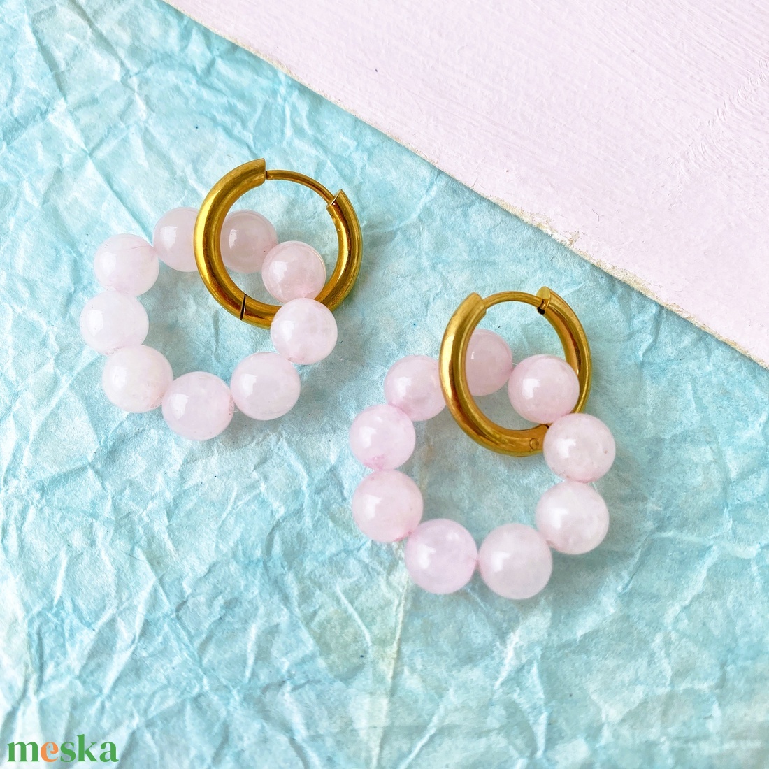 Rózsakvarc fűzött gyöngykoszorú charm  - ásvány fülbevaló nemesacél karika alapon - ékszer - fülbevaló - karika fülbevaló - Meska.hu