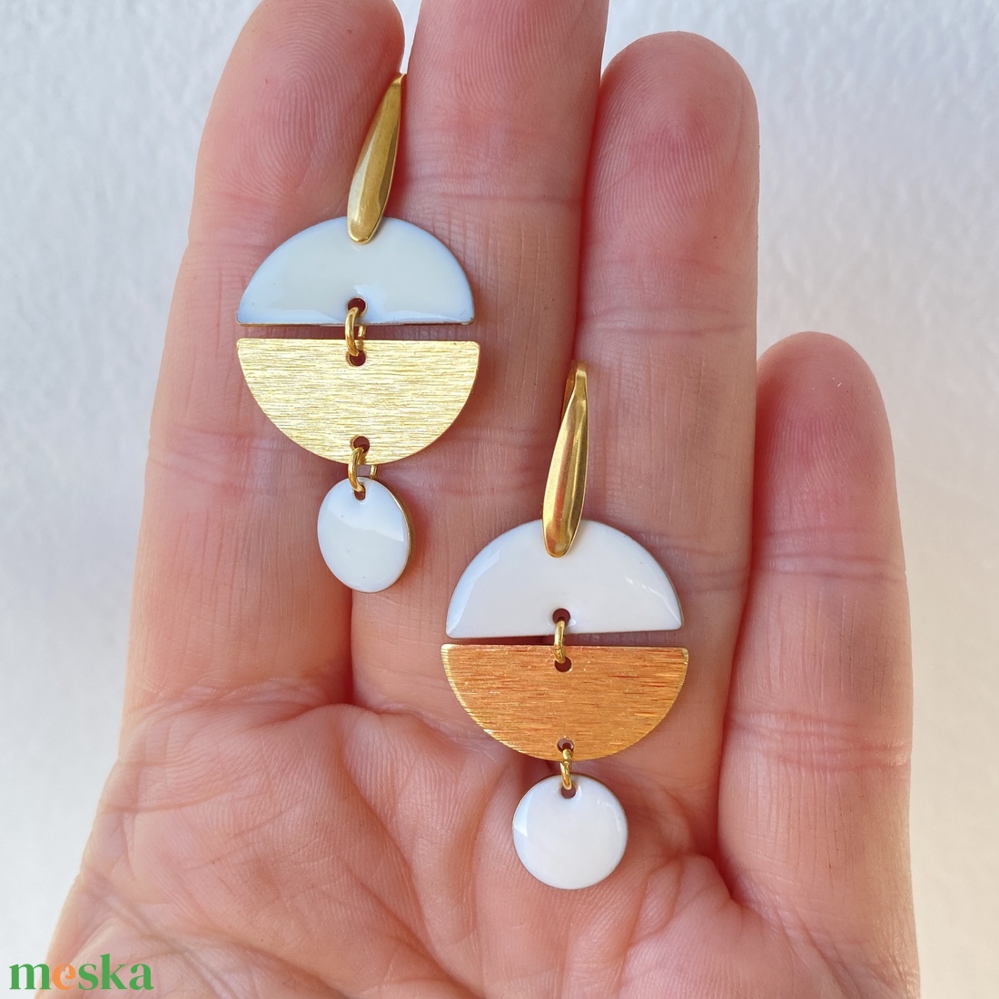  Geometrikus   fehér/arany fülbevaló nemesacél akasztóval  - ékszer - fülbevaló - lógó fülbevaló - Meska.hu