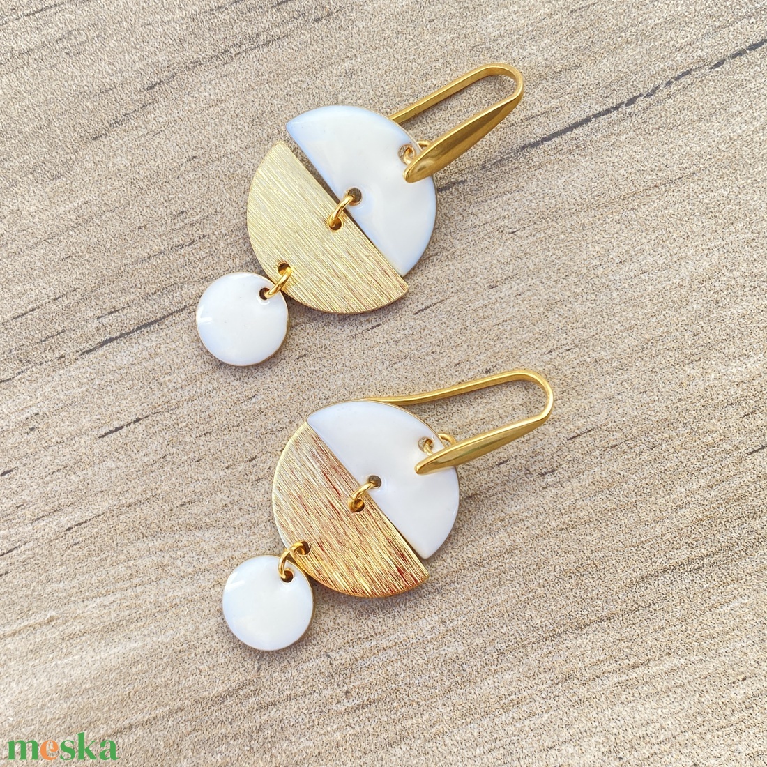  Geometrikus   fehér/arany fülbevaló nemesacél akasztóval  - ékszer - fülbevaló - lógó fülbevaló - Meska.hu